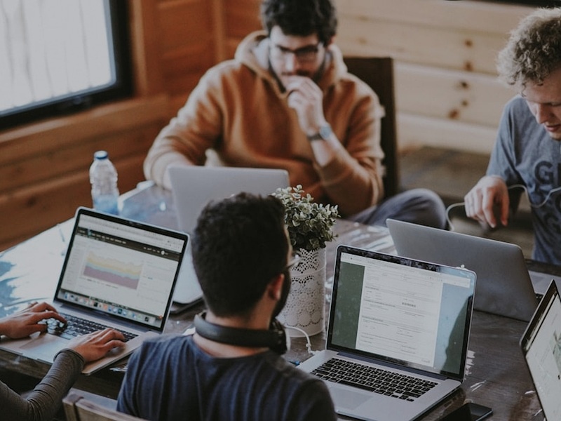 Equipo TiempoÉxito trabajando en estrategias de productividad